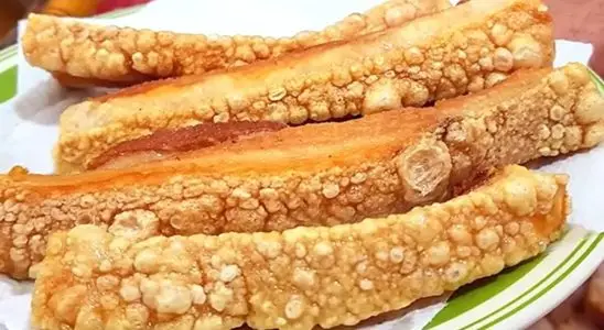 Torresmo crocante: aprenda o jeito certo de fritar e ter um resultado sequinho e estalando 1 TORRESMO CROCANTE