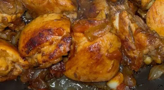 Frango ensopado bem douradinho e saboroso para seu almoço em família 1 frango ensopado