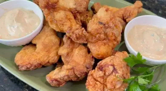 Frango frito com molho rosê, suculento e crocante, uma explosão de sabor 1 frango frito com molho rosê