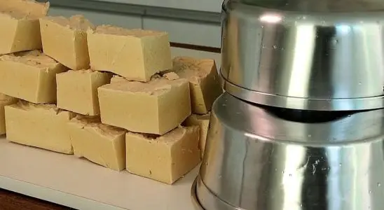 Sabão caseiro em barra com óleo usado, leva só 3 ingredientes e rende bastante 2 sabão caseiro em barra