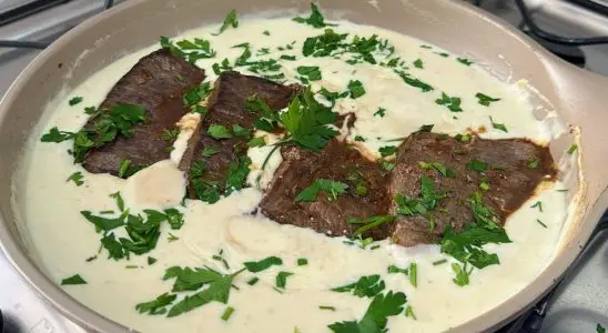 Bife ao molho cremoso de queijo, receita prática para variar o cardápio do dia a dia 4 BIFE AO MOLHO