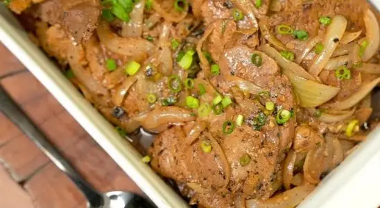 Bife de fígado acebolado simples e nutritivo com tempero caseiro que tira todo o cheiro forte 1 bife de fígado acebolado