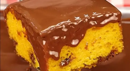Bolo de cenoura com cobertura de chocolate fofinho, simples e impossível de errar 2 bolo de cenoura com cobertura