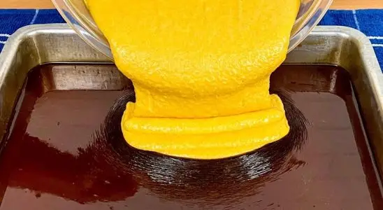 Bolo de cenoura trufado com calda cremosa que surpreende em cada pedaço 4 bolo de cenoura trufado