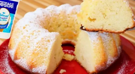 Bolo de iogurte fofinho, leve e fácil de fazer para alegrar seu café da tarde 3 bolo de iogurte
