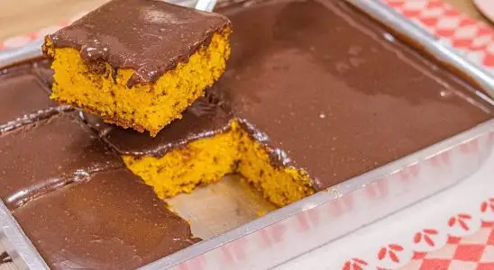 Bolo formigueiro de cenoura fofinho com brigadeiro por cima, uma delícia para o lanche 2 BOLO FORMIGUEIRO DE CENOURA