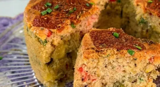 Bolo salgado de sardinha fofinho, cheio de recheio e com um sabor que surpreende qualquer um 1 bolo salgado de sardinha
