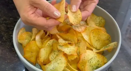 Chips de mandioca sequinhos e crocantes com salsinha desidratada cheios de sabor 1 chips de mandioca