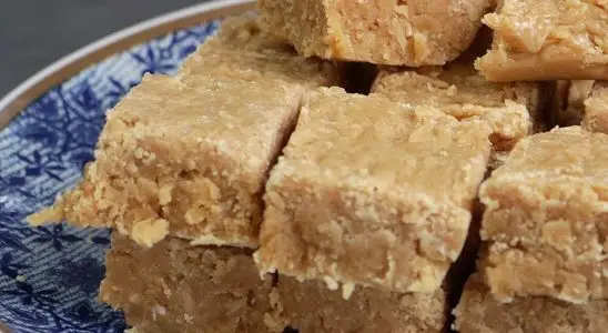 Cocada caseira de leite condensado é fácil e muito rápida usando apenas 3 ingredientes 1 cocada caseira de leite condensado