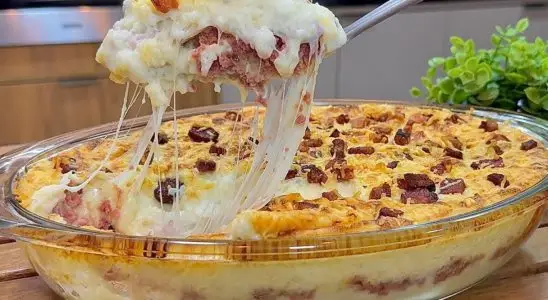 Escondidinho de calabresa super prático e delicioso, econômico perfeito para seu almoço de domingo 1 escondidinho de calabresa