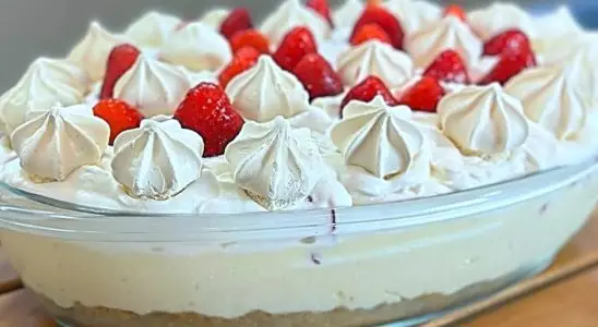 Morangonoffe cremoso com chantilly e morango, sobremesa prática e irresistível 1 MORANGONOFFE