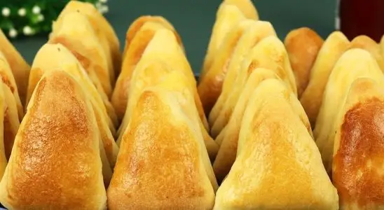 Mini esfirra de carne macia e bem recheada, ótima para festas ou lanche em família 1 mini esfirra de carne