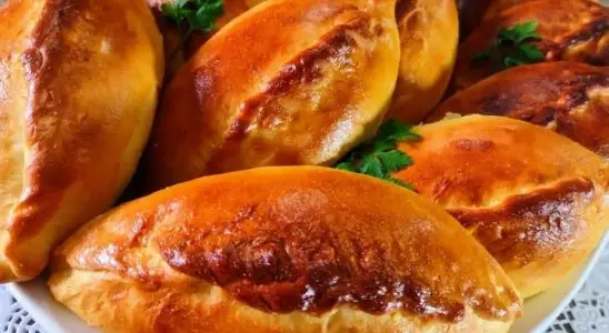 Saltenha: um salgado delicioso com massa fofinha e recheio cremoso para o seu lanche da tarde 3 saltenha