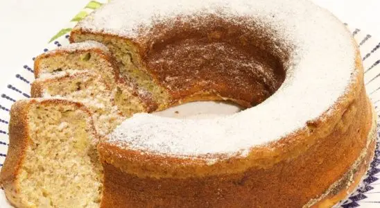 Bolo de banana simples sem óleo e sem manteiga que fica super molhadinho para servir no café 1 bolo de banana simples