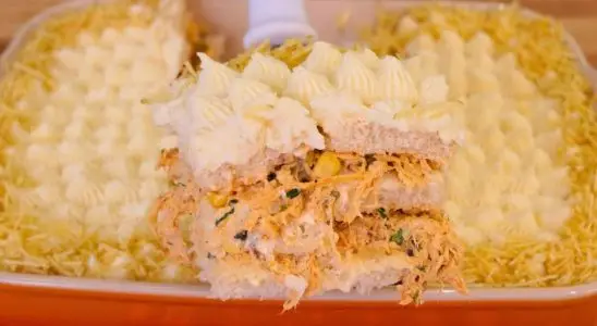 Bolo salgado de frango: a torta fria rápida e fácil na travessa para o lanche ou jantar 1 bolo salgado de frango
