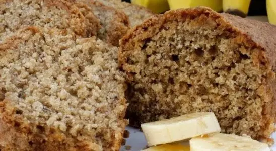 Bolo sem farinha feito com aveia e banana, sem lactose, glúten e açúcar 2 bolo sem farinha