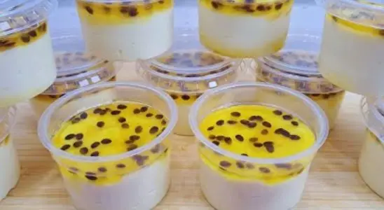 Mousse de maracujá no potinho sem gelatina que fica bem cremoso e rende bastante 4 mousse de maracujá no potinho