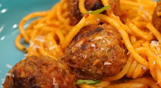 Almôndegas de carne com macarrão: receita mais fácil e deliciosa que existe para o seu almoço 3 almôndegas de carne com macarrão