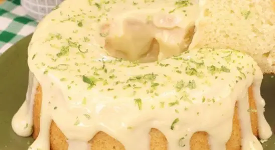 Bolo de limão com cobertura: a receita super fofa, fácil e com textura e sabor incríveis 1 bolo de limão com cobertura
