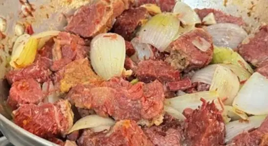 Carne seca acebolada: veja como fazer a carne macia, suculenta e cheia de sabor 3 carne seca acebolada