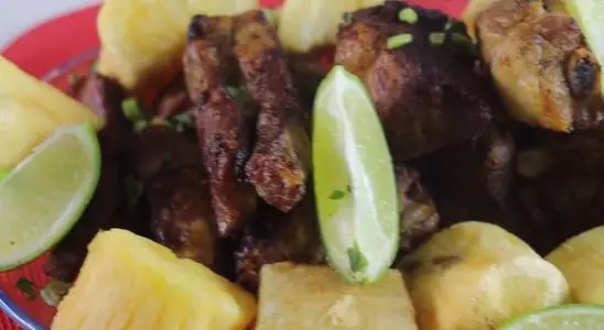 costelinha frita com mandioca