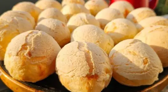 Pão de queijo com polvilho azedo que não murcha: fácil e rápido de fazer em casa 2 pão de queijo com polvilho azedo