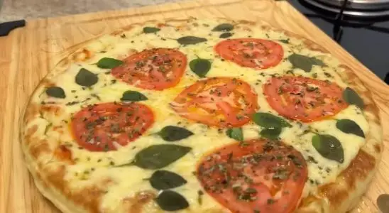 Pizza de frigideira: a receita rápida e deliciosa que você faz sem precisar usar o forno 4 pizza de frigideira
