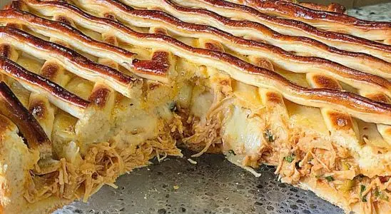 Torta com massa fermentada: com massa macia e muito saborosa que garante seu lanche da tarde ou jantar 1 torta com massa fermentada