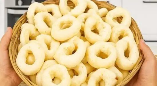 Biscoito de polvilho com 3 ingredientes: receita fácil e rápida para o café do feriado 2 biscoito de polvilho