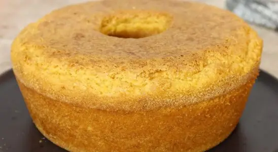 Bolo de fubá simples com poucos ingredientes: o bolo fofinho e econômico para o café 1 bolo de fubá simples