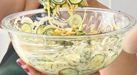 Salada de pepino cremosa que viralizou nas redes: receita fácil e deliciosa 1 salada de pepino cremosa