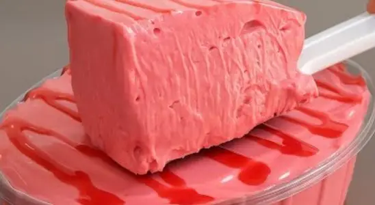 Sobremesa delícia de morango: super cremosona, rápida e fácil de fazer nesse calorão 1 sobremesa delícia de morango