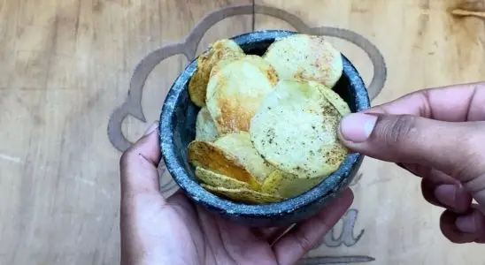 Batata chips no micro-ondas: está todo mundo fazendo, sem óleo, super sequinha em poucos minutos 3 batata chips no microondas