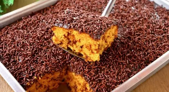 Bolo formigueiro de cenoura fofinho e muito fácil de preparar para o lanche da tarde 1 bolo formigueiro de cenoura