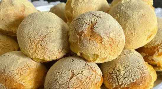 Broa de fubá: a receita caseira e tradicional que é feita igual antigamente para acompanhar seu café da tarde. 3 broa de fubá