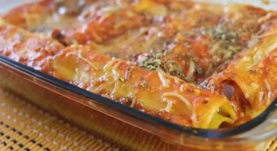 Caneloni com massa de lasanha: pronto em poucos minutos, o prato fácil com molho sugo para o seu almoço. 4 caneloni com massa de lasanha
