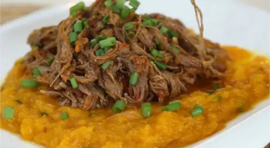 Carne de panela com purê: a combinação mais suculenta e saborosa que vai deixar seu almoço de domingo com o gostinho de comida de vó 2 carne de panela com purê