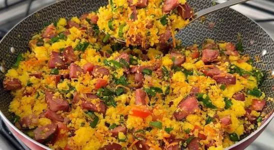 Farofa de cuscuz com linguiça calabresa e bacon: receita saborosa para acompanhar sua carne 4 farofa de cuscuz