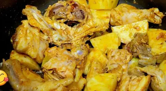 Frango cozido: feito sem adicionar água que fica super suculento e saboroso 1 frango cozido