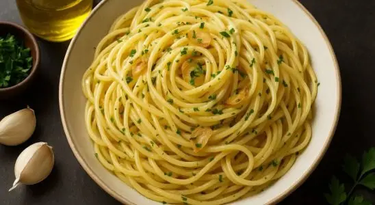 Macarrão ao alho e óleo: aprenda a fazer essa receita simples e saborosa para seu almoço de Natal 4 macarrão ao alho e óleo