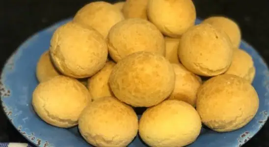 Pão de queijo mineiro: a receita rápida e saborosa que cresce e fica macia por dentro, igual o da padaria de Minas 1 pão de queijo mineiro