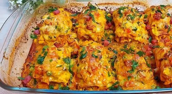 Peito de frango recheado no forno que fica delicioso para servir no jantar em família 1 peito de frango recheado