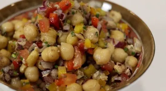Salada de grão de bico e sardinha: receita leve e nutritiva para o almoço 2 salada de grão de bico