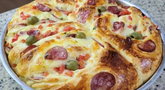 Torta pão de linguiça super fácil e deliciosa: fica um lanche maravilhoso 3 torta pão de linguiça