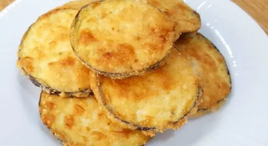 Berinjela à milanesa Low Carb: delícia de 3 ingredientes, com poucos carboidratos, fácil, rápida e sem trigo para empanar 2 berinjela à milanesa