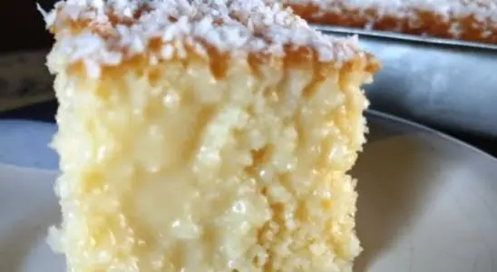 Bolo gelado de coco molhadinho: tão cremoso que é impossível comer apenas um pedaço 1 bolo gelado de coco