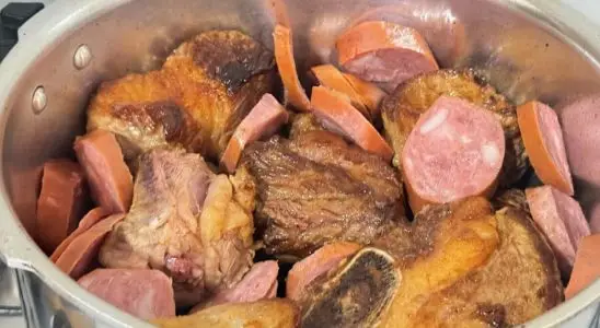 Costela assada na panela de pressão: costela assada com linguiça, receita fácil e saborosa 1 costela assada na panela de pressão