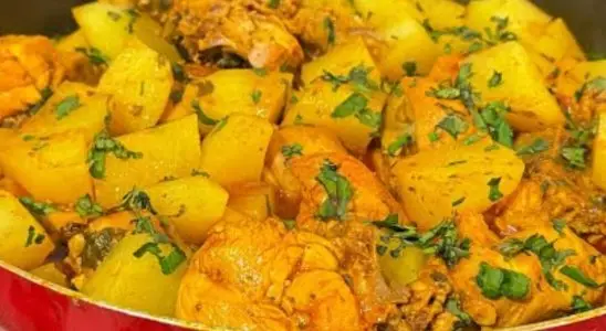 Frango assado com batata no forno rápido e fácil de fazer para o seu almoço de Natal 3 frango ao molho com batata