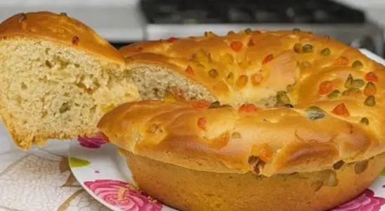 Panetone de travessa feito no liquidificador: sobremesa de Natal fácil e rápida 1 panetone de travessa