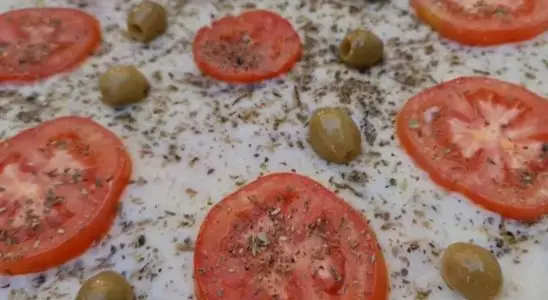 Pizza com massa de arroz: feita no liquidificador com sobras de arroz, super fácil e econômica. 3 pizza com massa de arroz